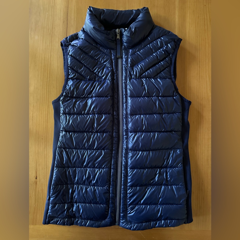 LIKE NEW women GAP puffer vest NAVY size XS